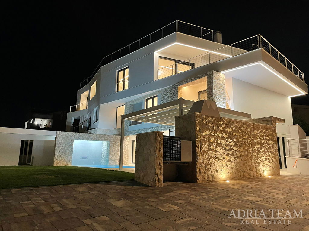 LUXUSNÝ MEZONETOVÝ APARTMÁN SO ZÁHRADOU A VYHRIEVANÝM BAZÉNOM, 100m OD MORA – KOŽINO, ZADAR