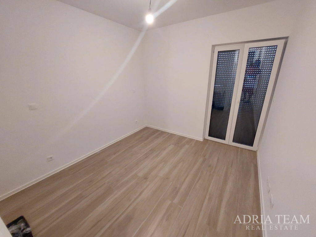 APARTMÁN SO ZÁHRADOU – NOVOSTAVBA – POVLJANA, OSTROV PAG