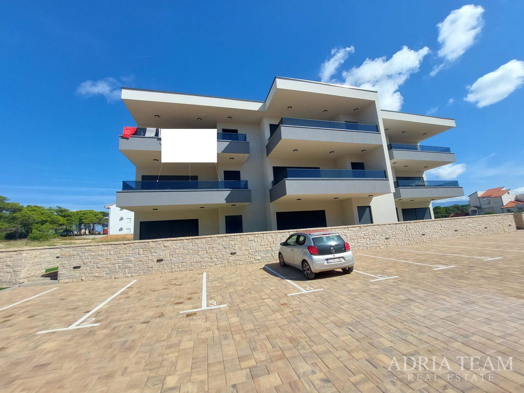 APARTMÁN S KRYTÝM BALKÓNOM – NOVOSTAVBA – POVLJANA, OSTROV PAG