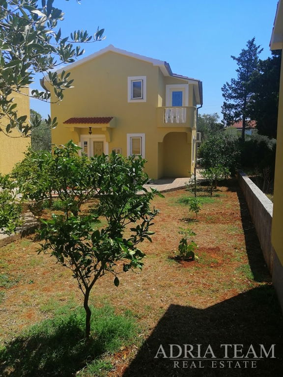 MENŠÍ DOM S VEĽKÝM POZEMKOM, 230m OD PLÁŽE - UGLJAN