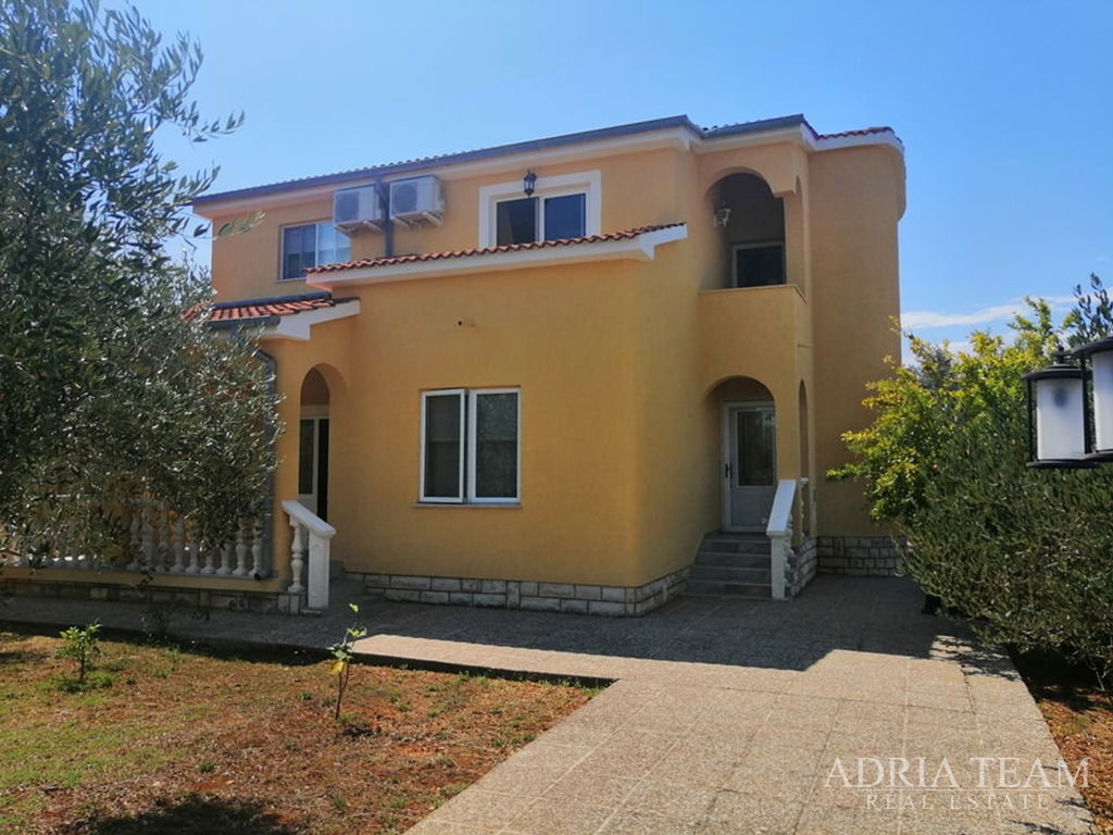 MENŠÍ DOM S VEĽKÝM POZEMKOM, 230m OD PLÁŽE - UGLJAN