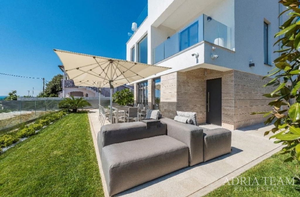 VILA 2 V PRVOM RADE PRI MORI - VRSI