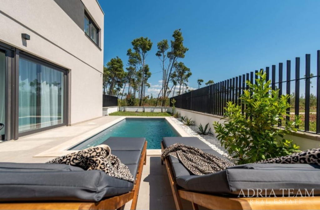 DVOJPODLAŽNÝ APARTMÁN, NOVOSTAVBA, BLÍZKO MORA – PRIVLAKA