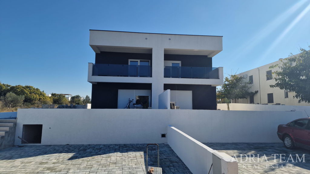 DOM S BAZÉNOM, NOVOSTAVBA – PRIVLKA