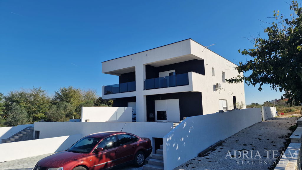 DOM S BAZÉNOM, NOVOSTAVBA – PRIVLKA