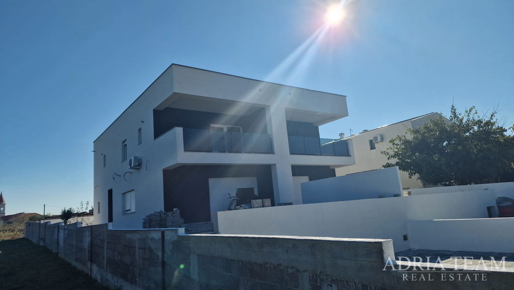 DOM S BAZÉNOM, NOVOSTAVBA – PRIVLKA