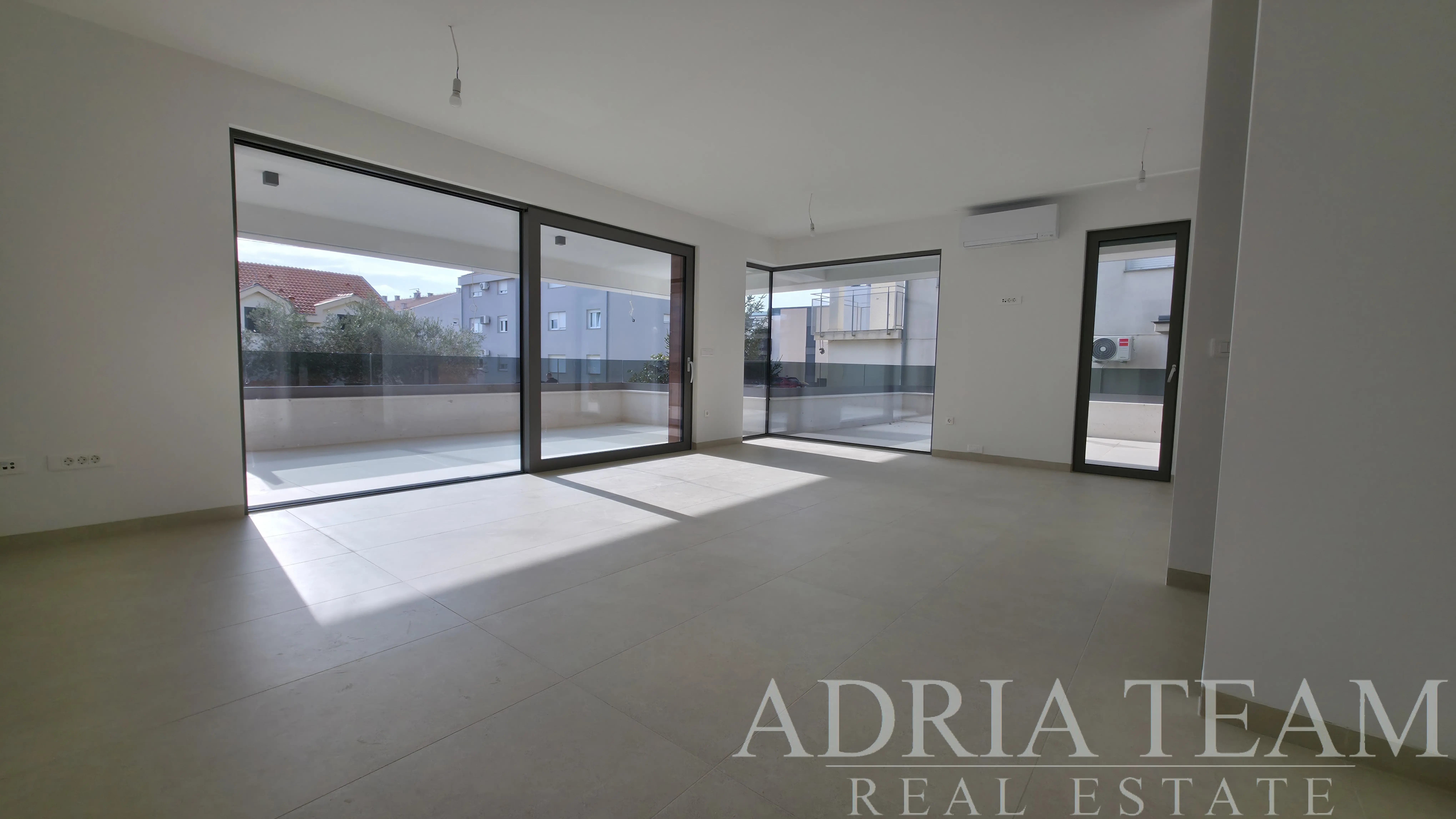 EXKLUZÍVNY S2 APARTMÁN SO SÚKROMNOU ZÁHRADOU - ZADAR, BORIK