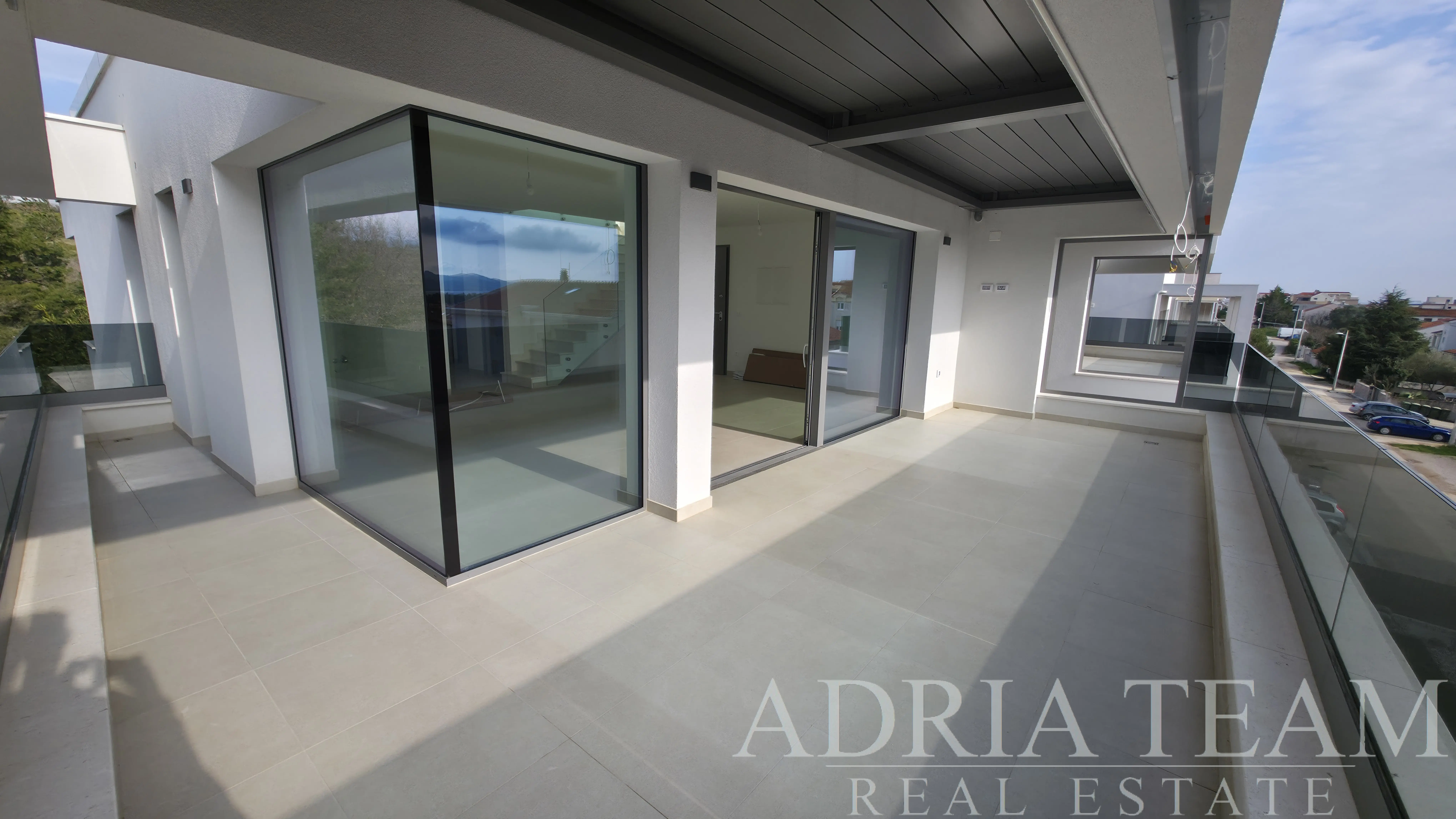 PENTHOUSE S5 S TROMA SPÁLŇAMI A STREŠNOU TERASOU – ZADAR, BORIK