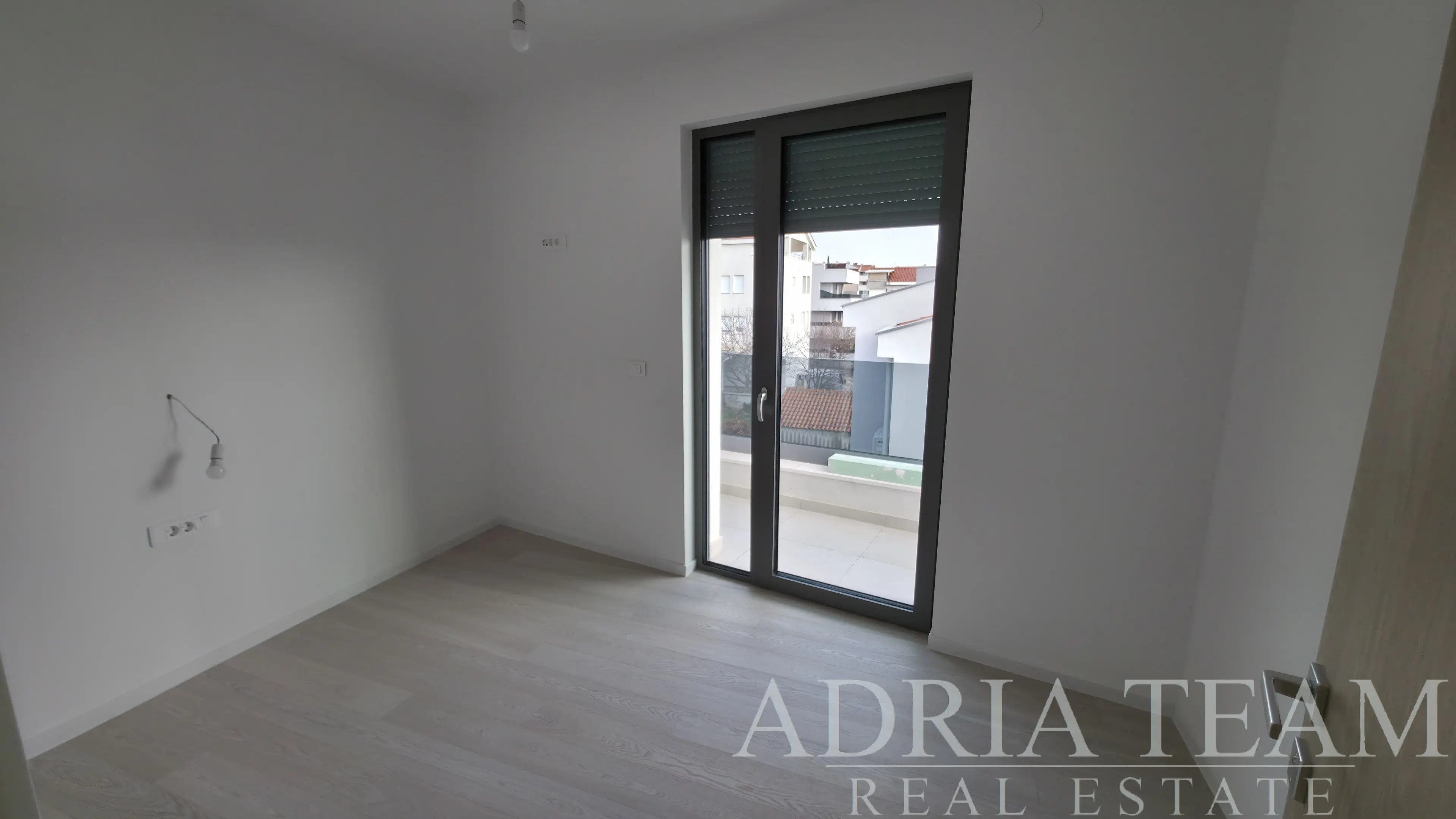 PENTHOUSE S6 S TROMA SPÁLŇAMI A STREŠNOU TERASOU – ZADAR, BORIK