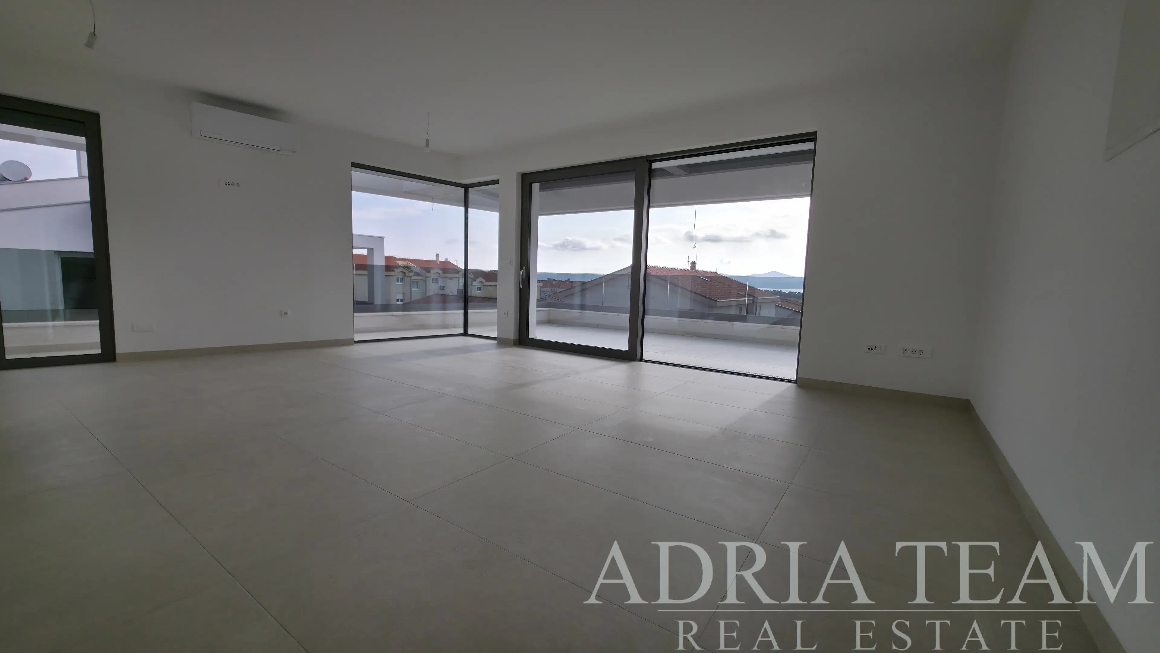 PENTHOUSE S6 S TROMA SPÁLŇAMI A STREŠNOU TERASOU – ZADAR, BORIK
