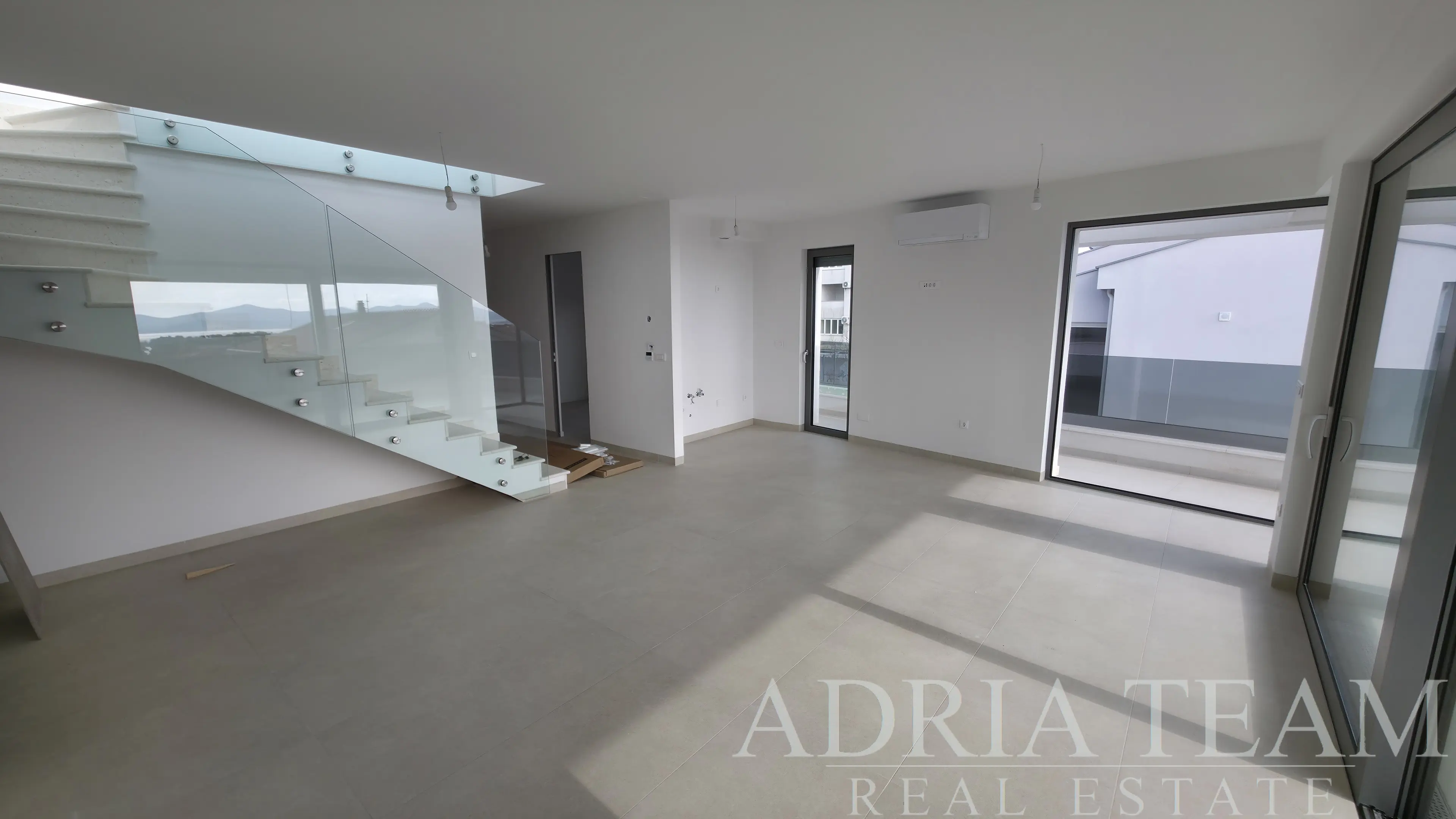 PENTHOUSE S6 S TROMA SPÁLŇAMI A STREŠNOU TERASOU – ZADAR, BORIK