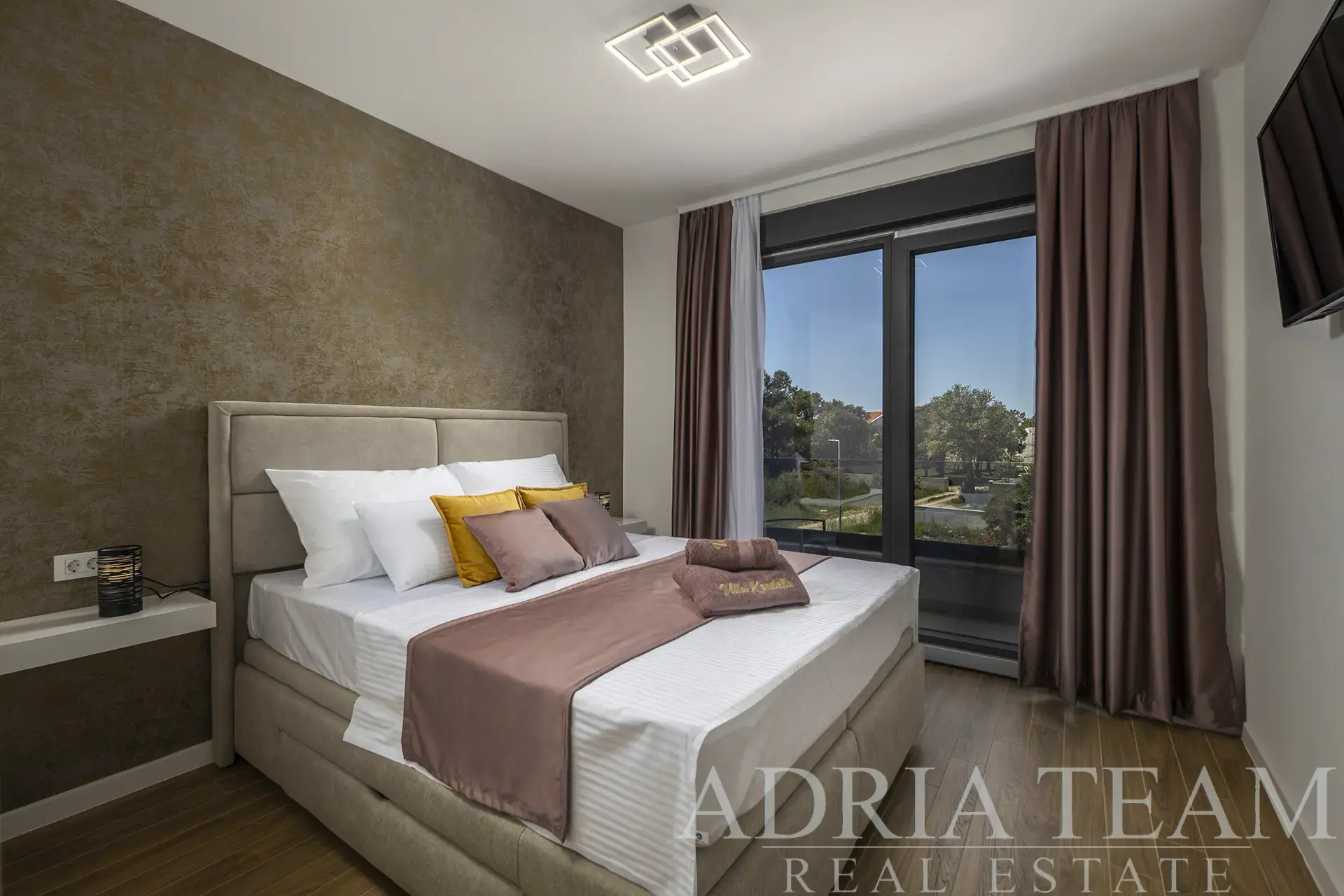 EXKLUZÍVNA MODERNÁ VILA S BAZÉNOM, 150m OD MORA – ZATON, NIN