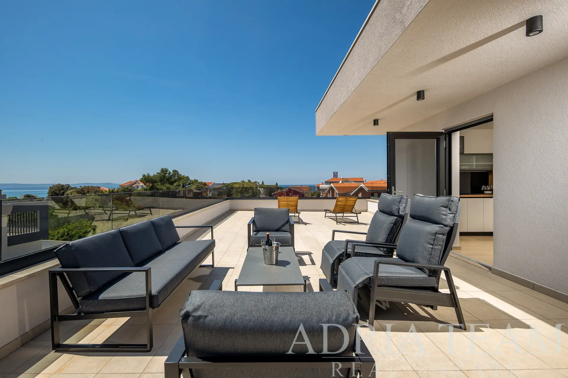 EXKLUZÍVNA MODERNÁ VILA S BAZÉNOM, 150m OD MORA – ZATON, NIN