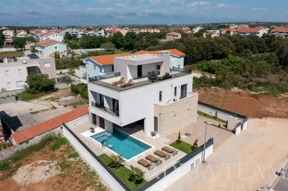 EXKLUZÍVNA MODERNÁ VILA S BAZÉNOM, 150m OD MORA – ZATON, NIN nehnuteľnosť na predaj