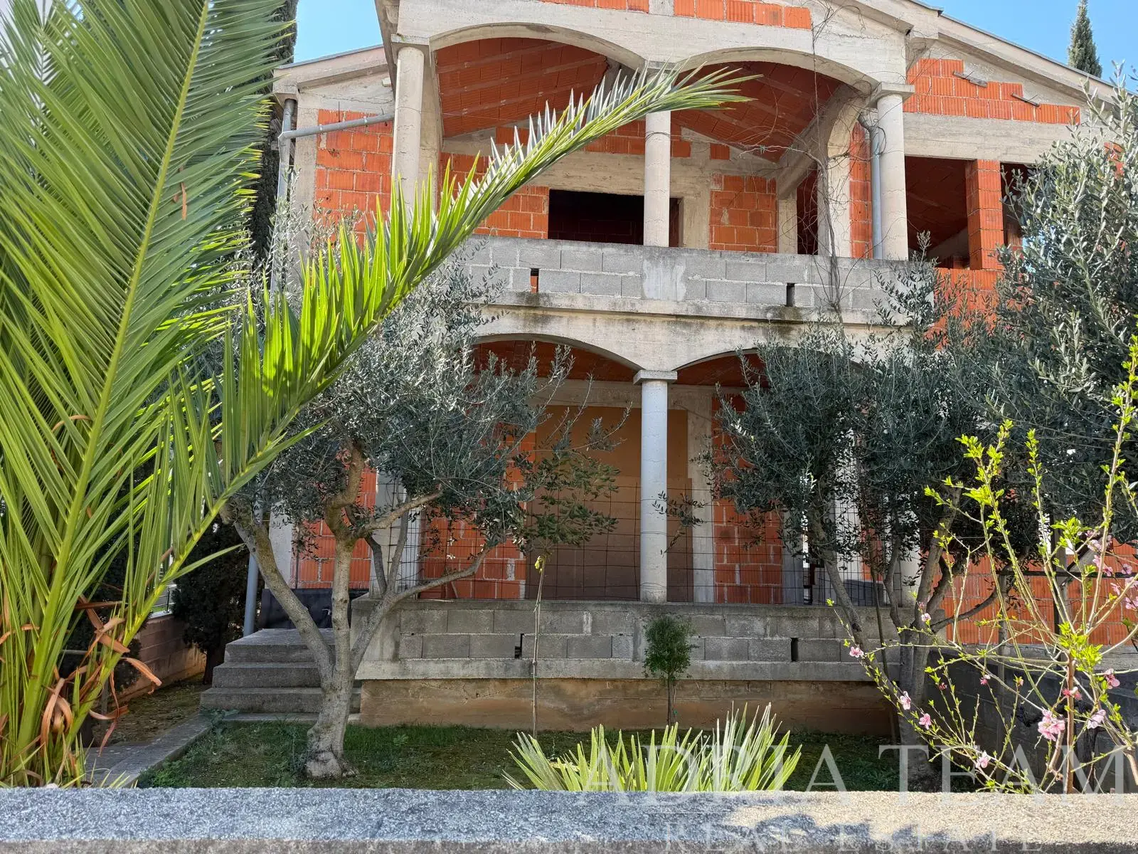 DOM SO 6 BYTOVÝMI JEDNOTKAMI S VÝHĽADOM NA MORE – DIKLO, ZADAR