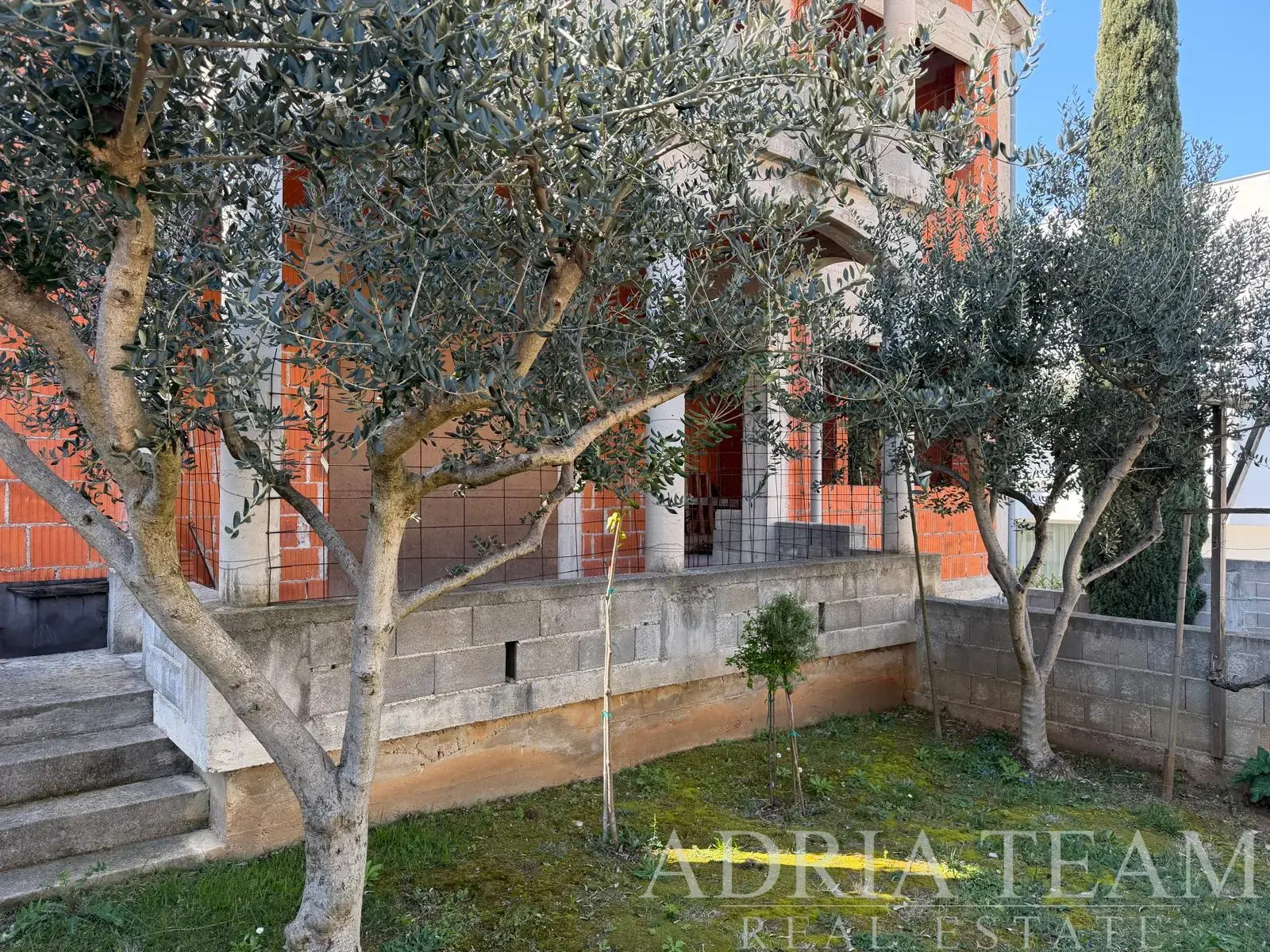 DOM SO 6 BYTOVÝMI JEDNOTKAMI S VÝHĽADOM NA MORE – DIKLO, ZADAR