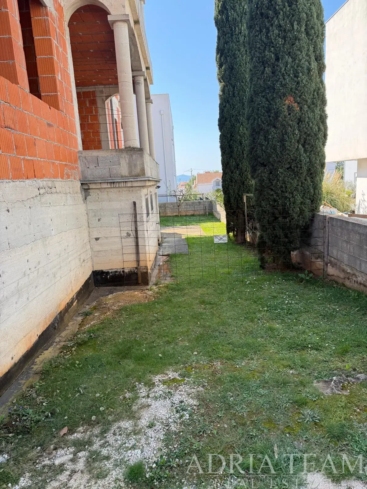 DOM SO 6 BYTOVÝMI JEDNOTKAMI S VÝHĽADOM NA MORE – DIKLO, ZADAR