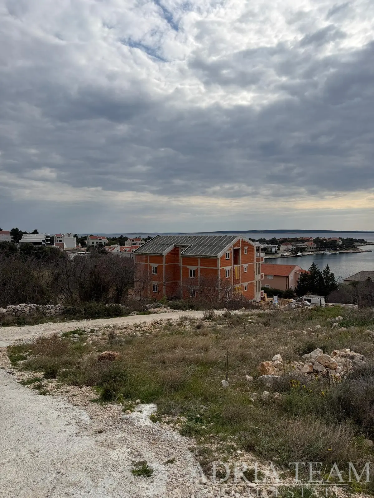 3-IZBOVÝ BYT S TERASOU + PARKOVANIE – ŠIMUNI, PAG