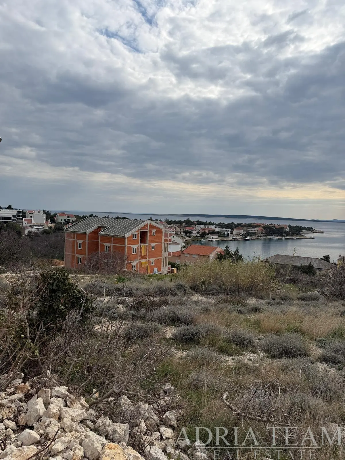 3-IZBOVÝ BYT S TERASOU + PARKOVANIE – ŠIMUNI, PAG