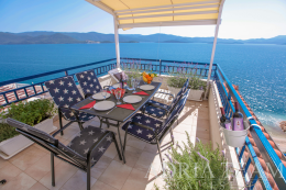 LUXUSNÝ PENTHOUSE S TROJMI TERASAMI – 40m OD MORA – KOMARNA, SLIVNO nehnuteľnosť na predaj