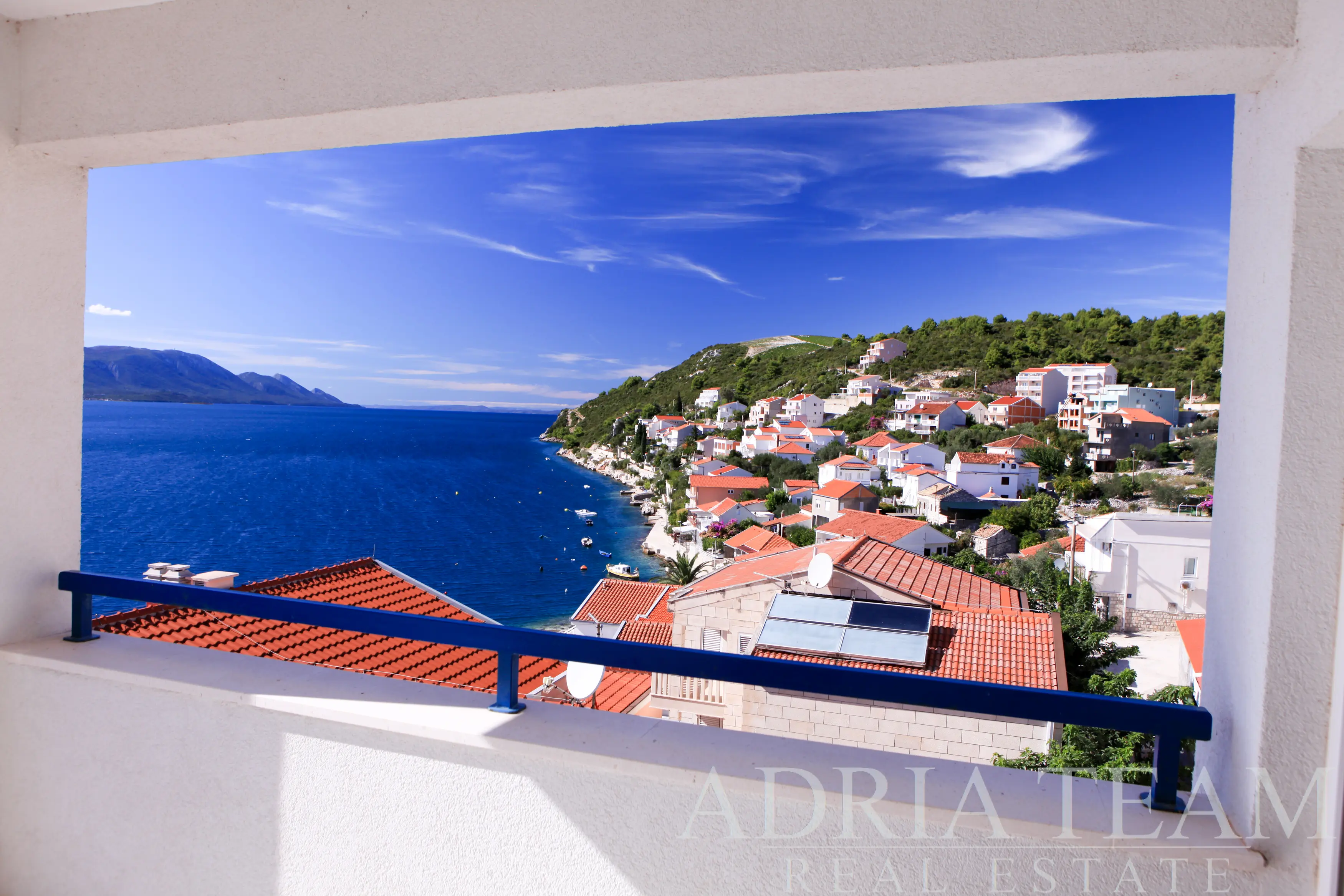 LUXUSNÝ PENTHOUSE S TROJMI TERASAMI – 40m OD MORA – KOMARNA, SLIVNO