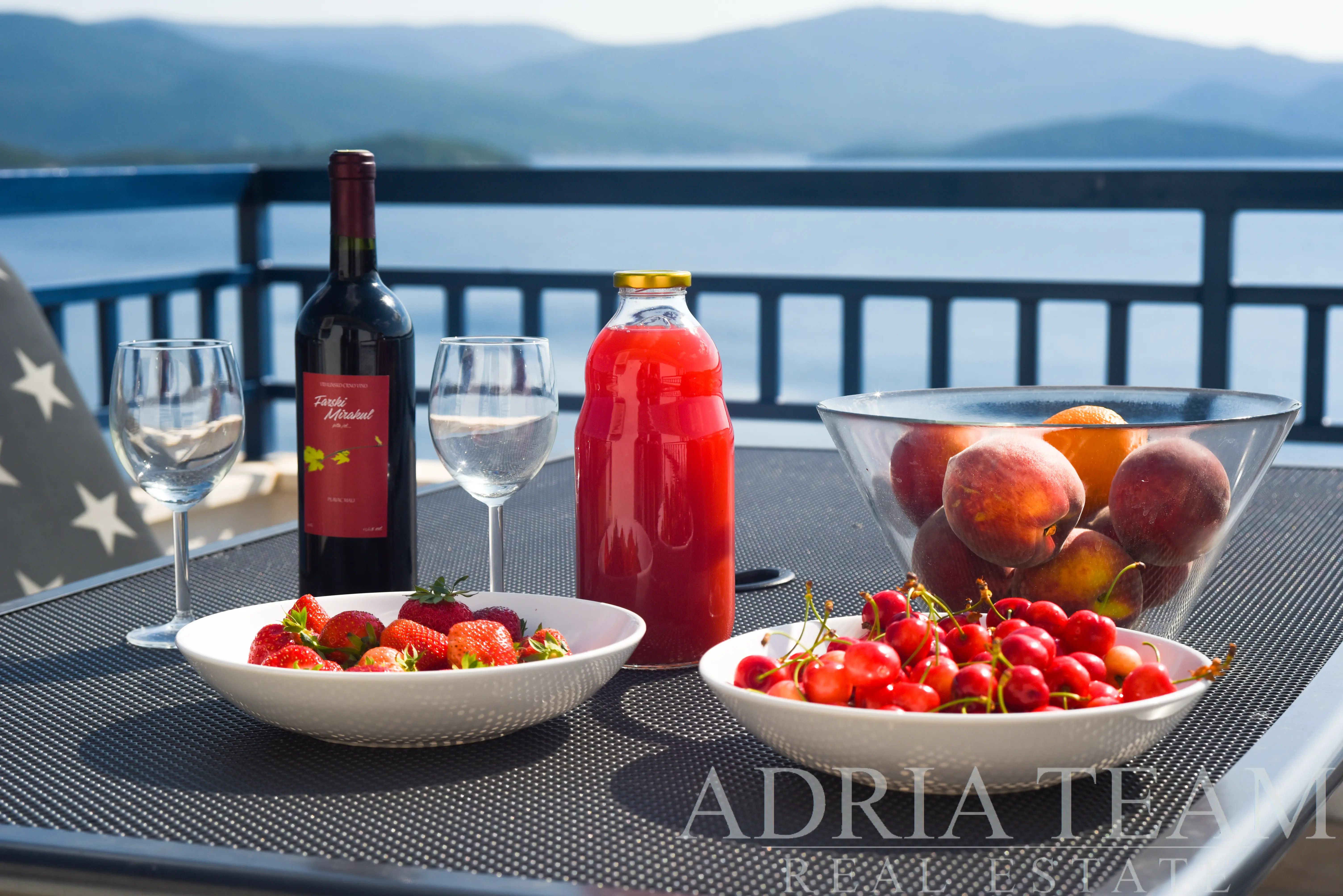 LUXUSNÝ PENTHOUSE S TROJMI TERASAMI – 40m OD MORA – KOMARNA, SLIVNO