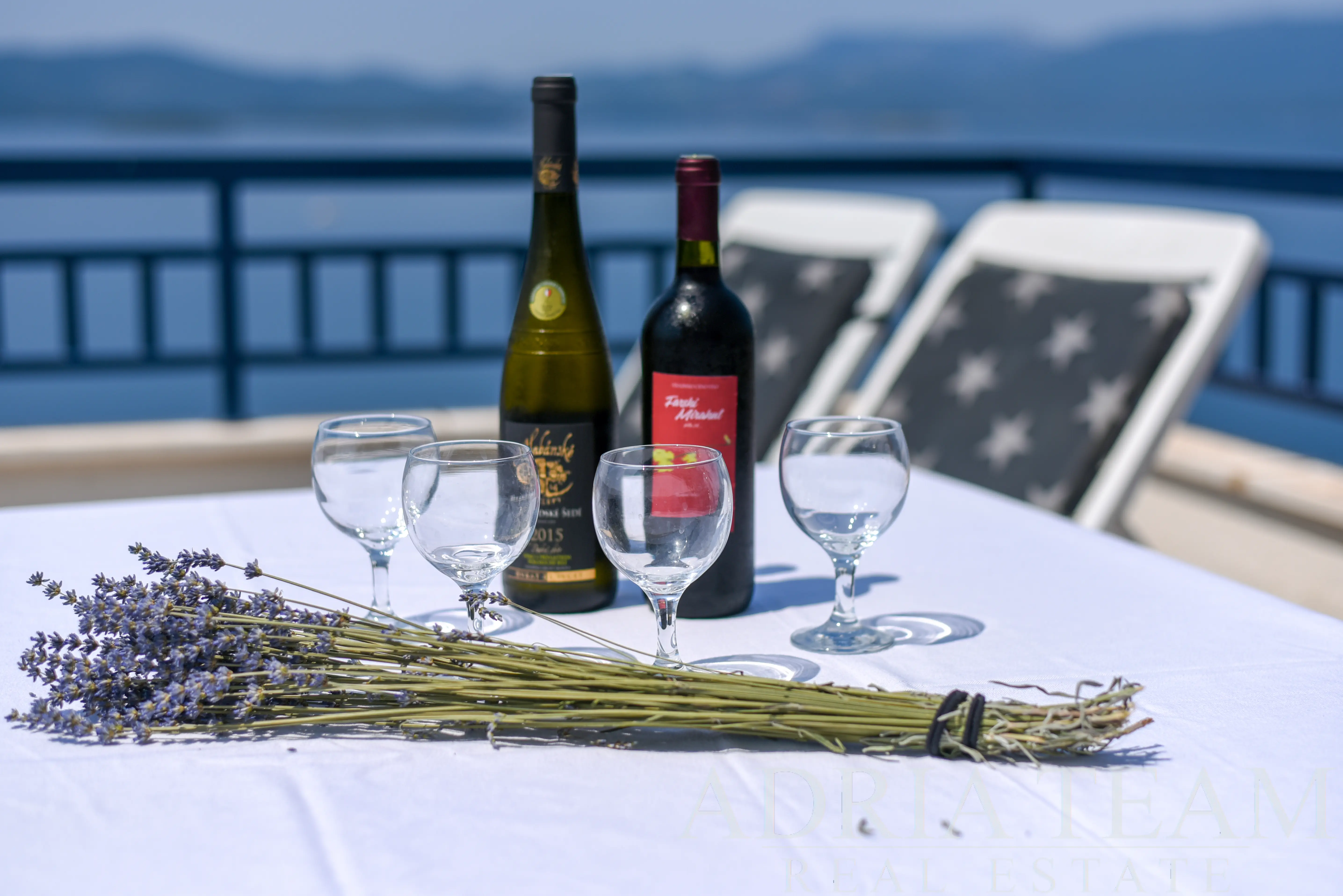 LUXUSNÝ PENTHOUSE S TROJMI TERASAMI – 40m OD MORA – KOMARNA, SLIVNO