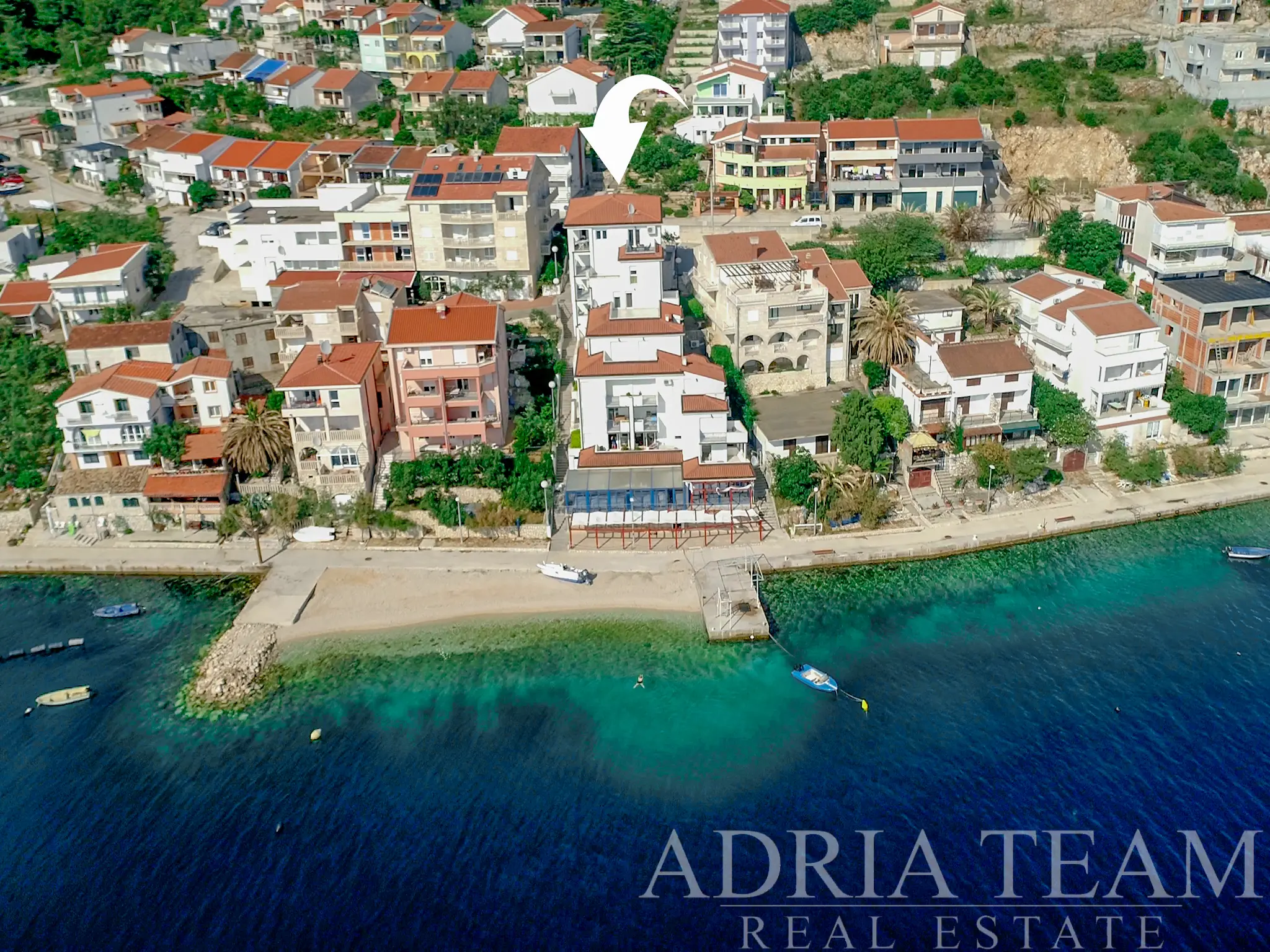 LUXUSNÝ PENTHOUSE S TROJMI TERASAMI – 40m OD MORA – KOMARNA, SLIVNO