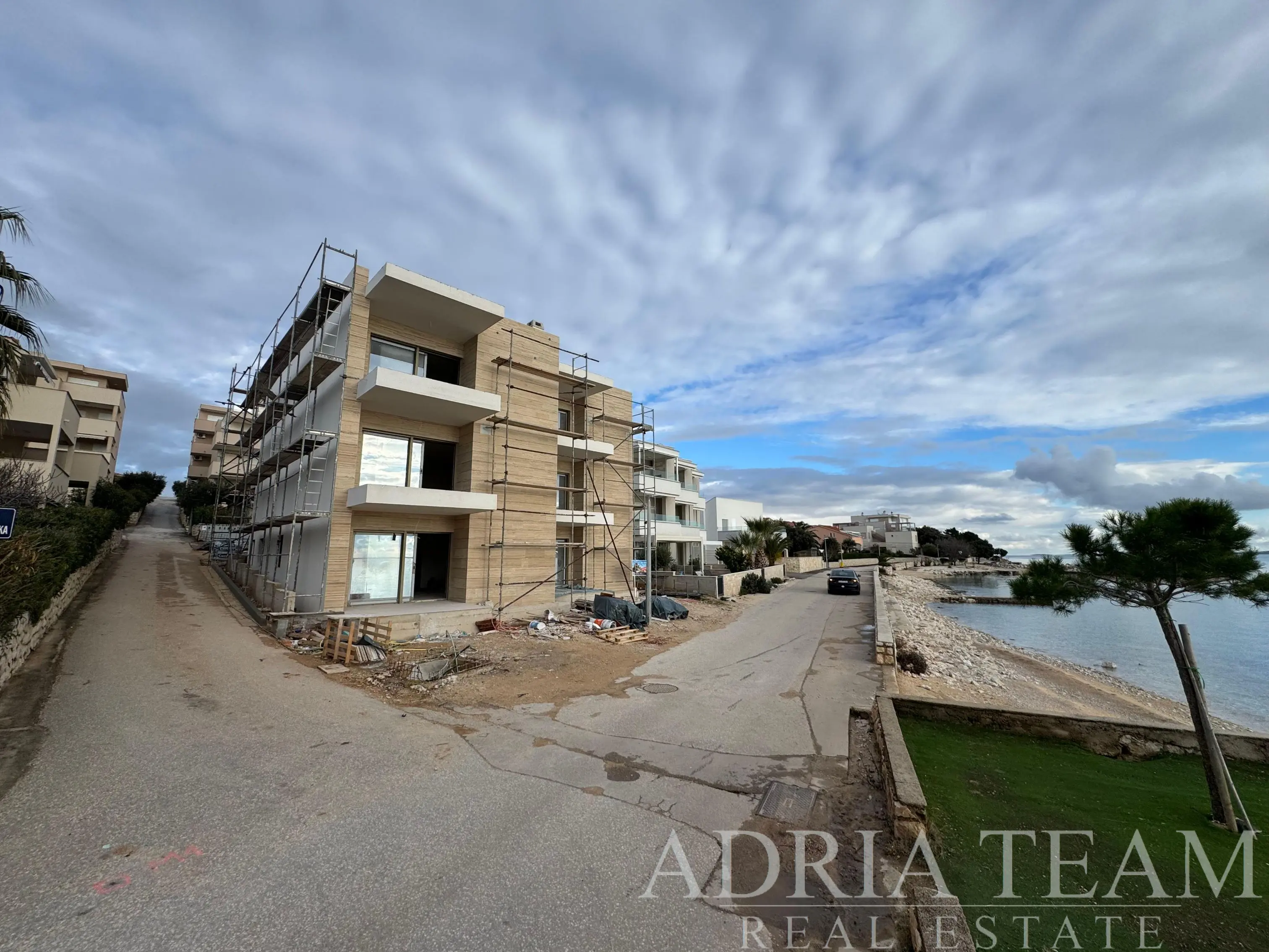 EXKLUZÍVNY PENTHOUSE S PRIESTRANNOU TERASOU A VIACERÝMI VONKAJŠÍMI PRIESTORMI – MANDRE, PAG