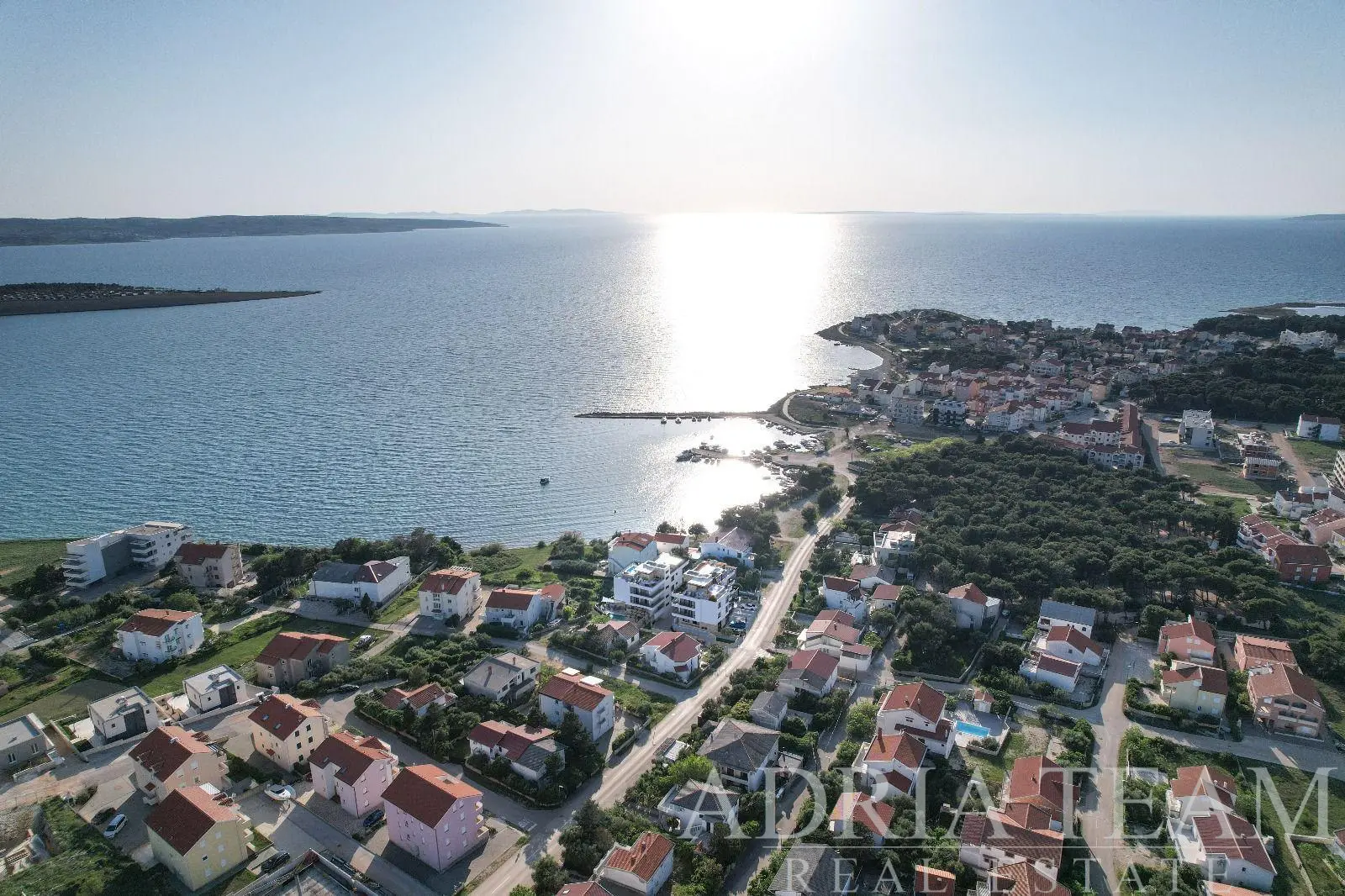 DVOJIZBOVÝ APARTMÁN V NOVOSTAVBE S VÝŤAHOM, 60 m OD MORA – POVLJANA, PAG