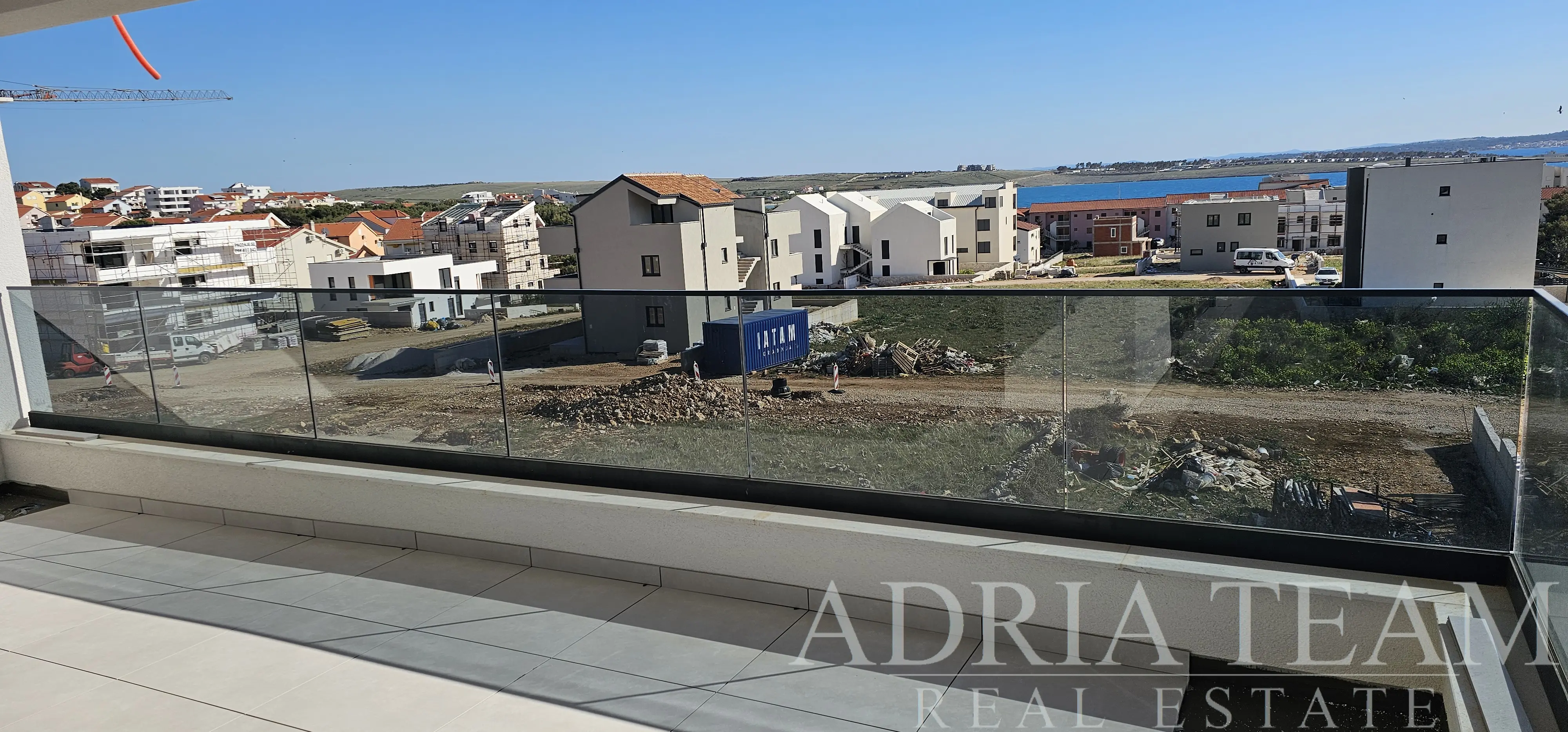MODERNÝ TROJIZBOVÝ APARTMÁN S6 S PRIESTRANNÝM BALKÓNOM – POVLJANA, OSTROV PAG