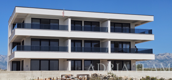MODERNÝ TROJIZBOVÝ APARTMÁN S6 S PRIESTRANNÝM BALKÓNOM – POVLJANA, OSTROV PAG nehnuteľnosť na predaj