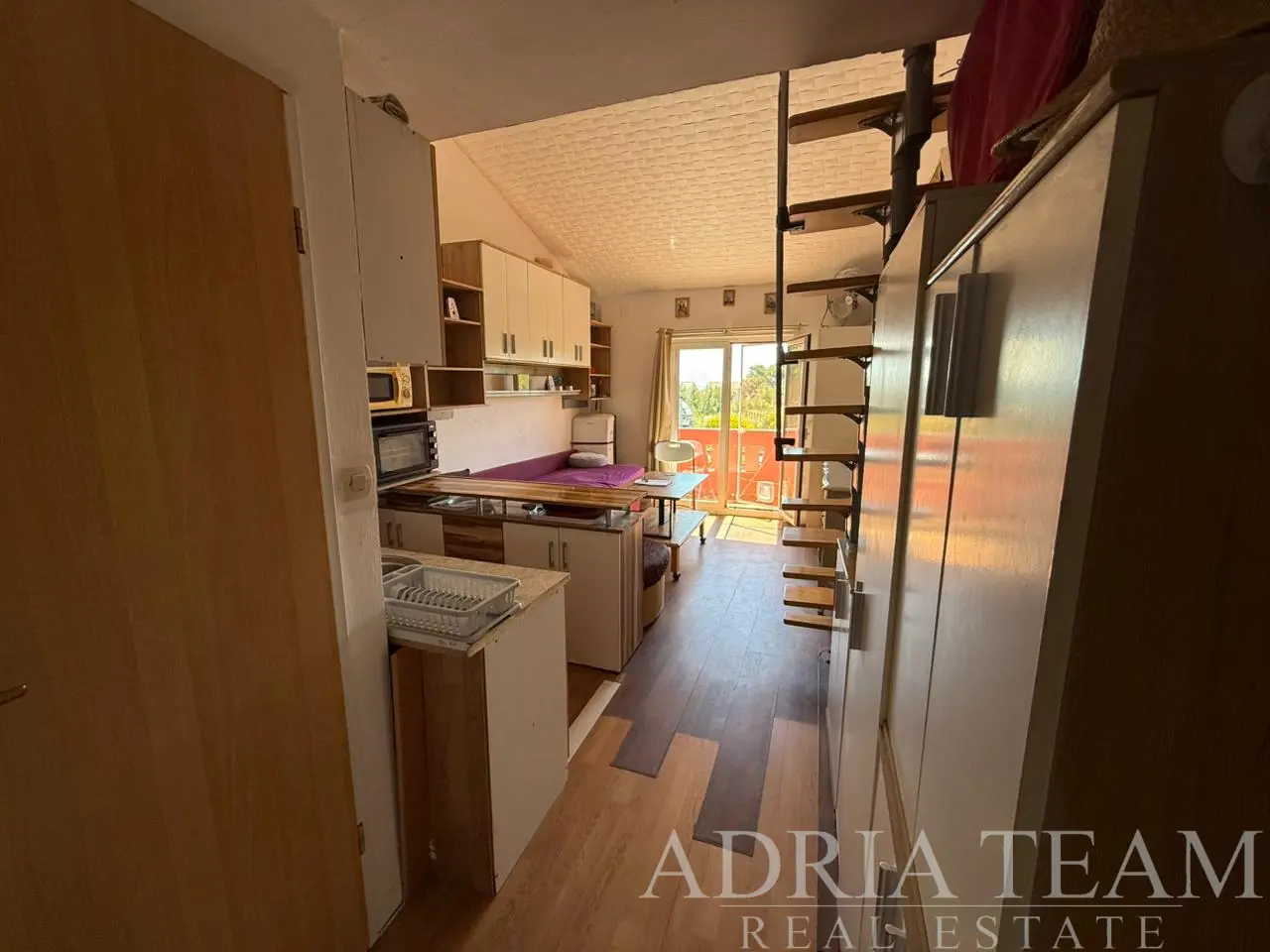 APARTMÁN 200 M OD MORA NA OSTROVE VIR – SKVELÁ INVESTÍCIA AJ MIESTO NA ODDYCH