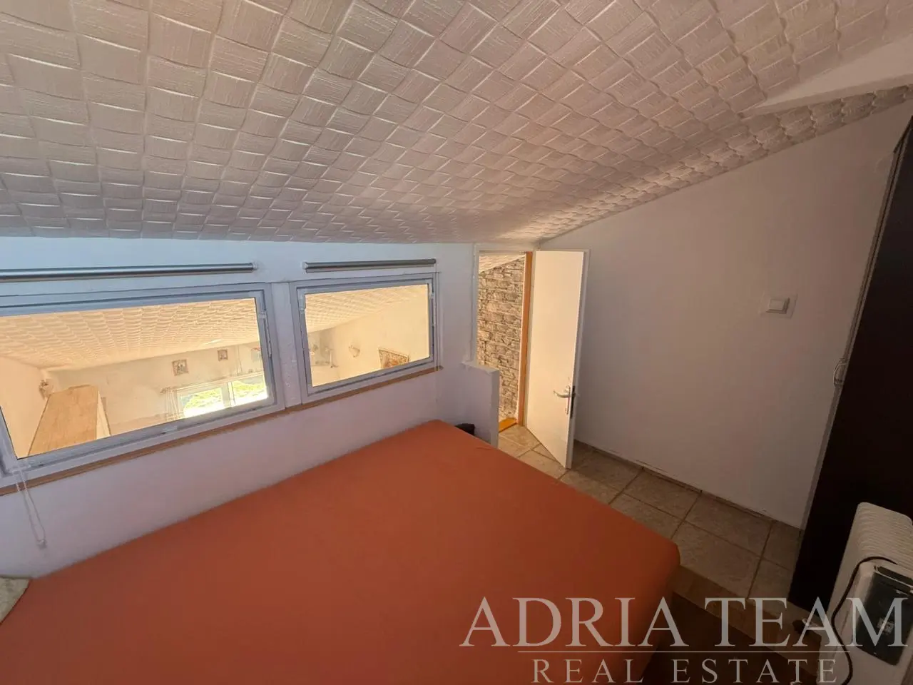 APARTMÁN 200 M OD MORA NA OSTROVE VIR – SKVELÁ INVESTÍCIA AJ MIESTO NA ODDYCH