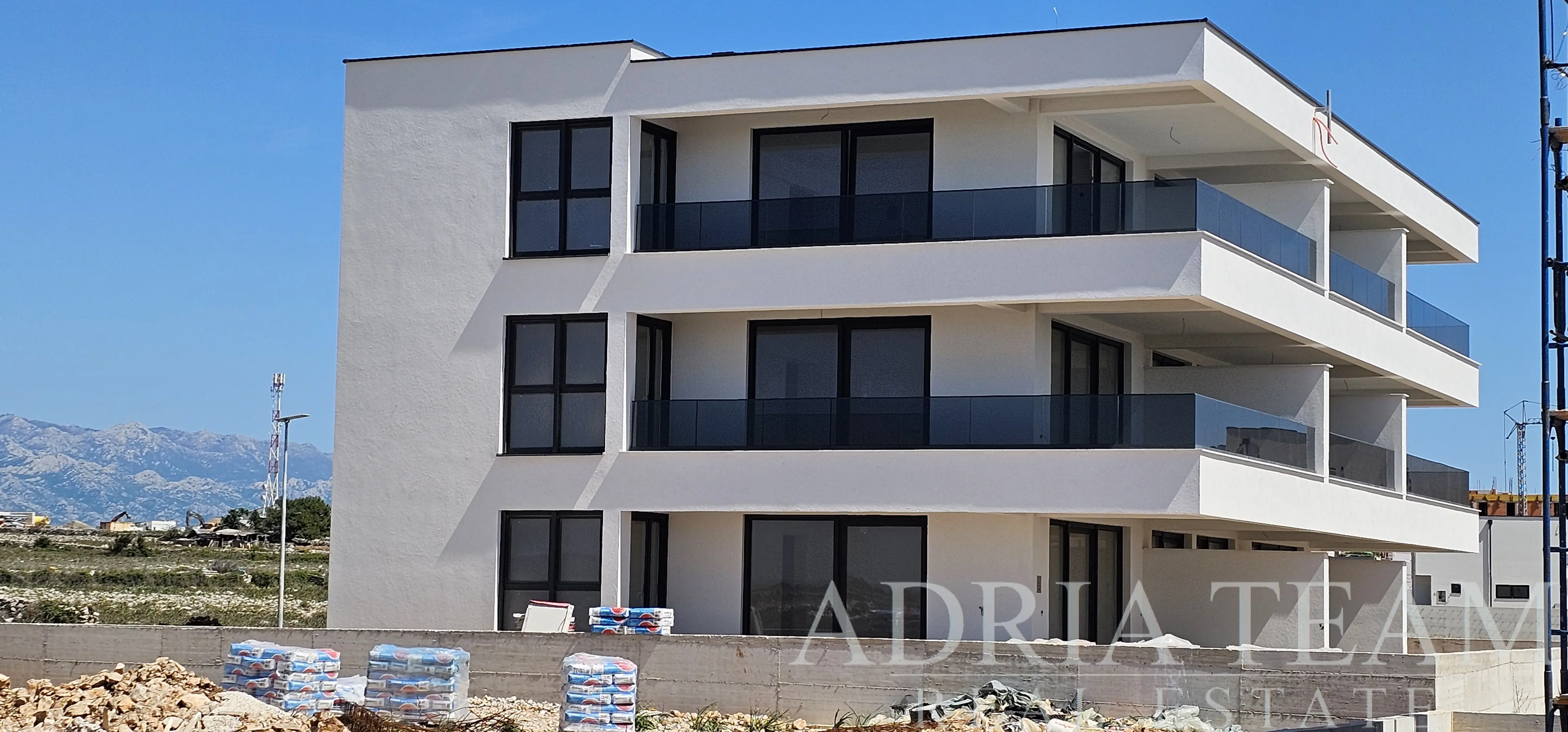 Trojizbový Apartmán V Novostavbe S Priestranným Balkónom – Povljana, Ostrov Pag