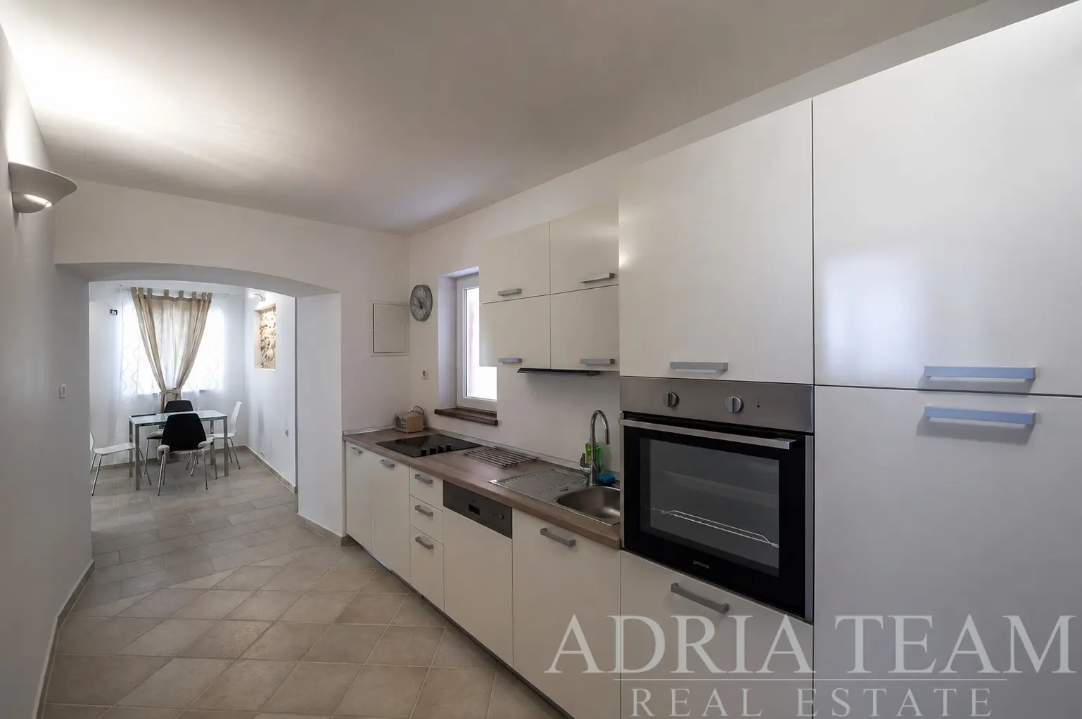TROJIZBOVY APARTMÁN PRVÝ RAD PRI MORI – VINJERAC, ZADARSKÁ RIVIÉRA