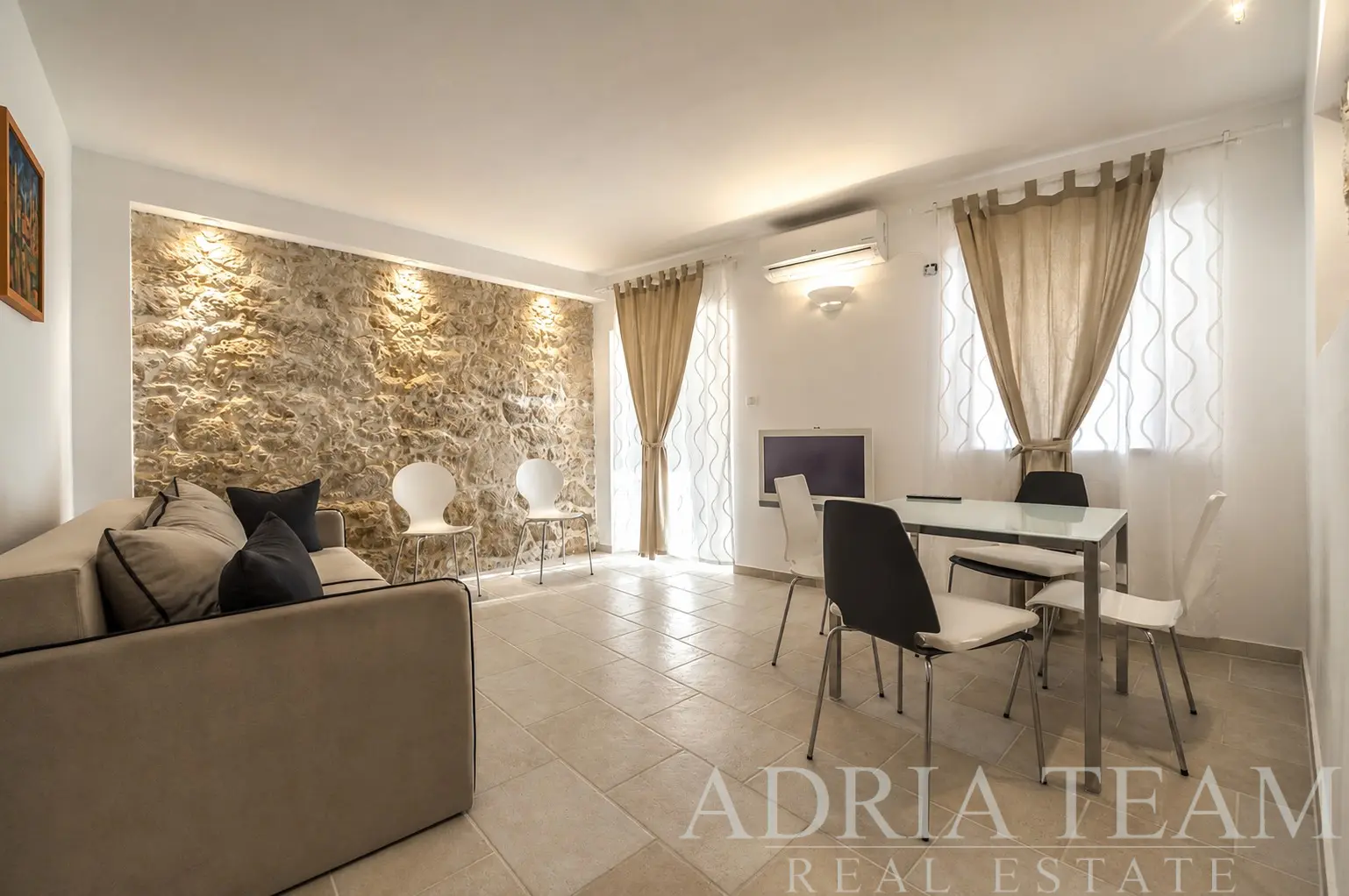 TROJIZBOVY APARTMÁN PRVÝ RAD PRI MORI – VINJERAC, ZADARSKÁ RIVIÉRA