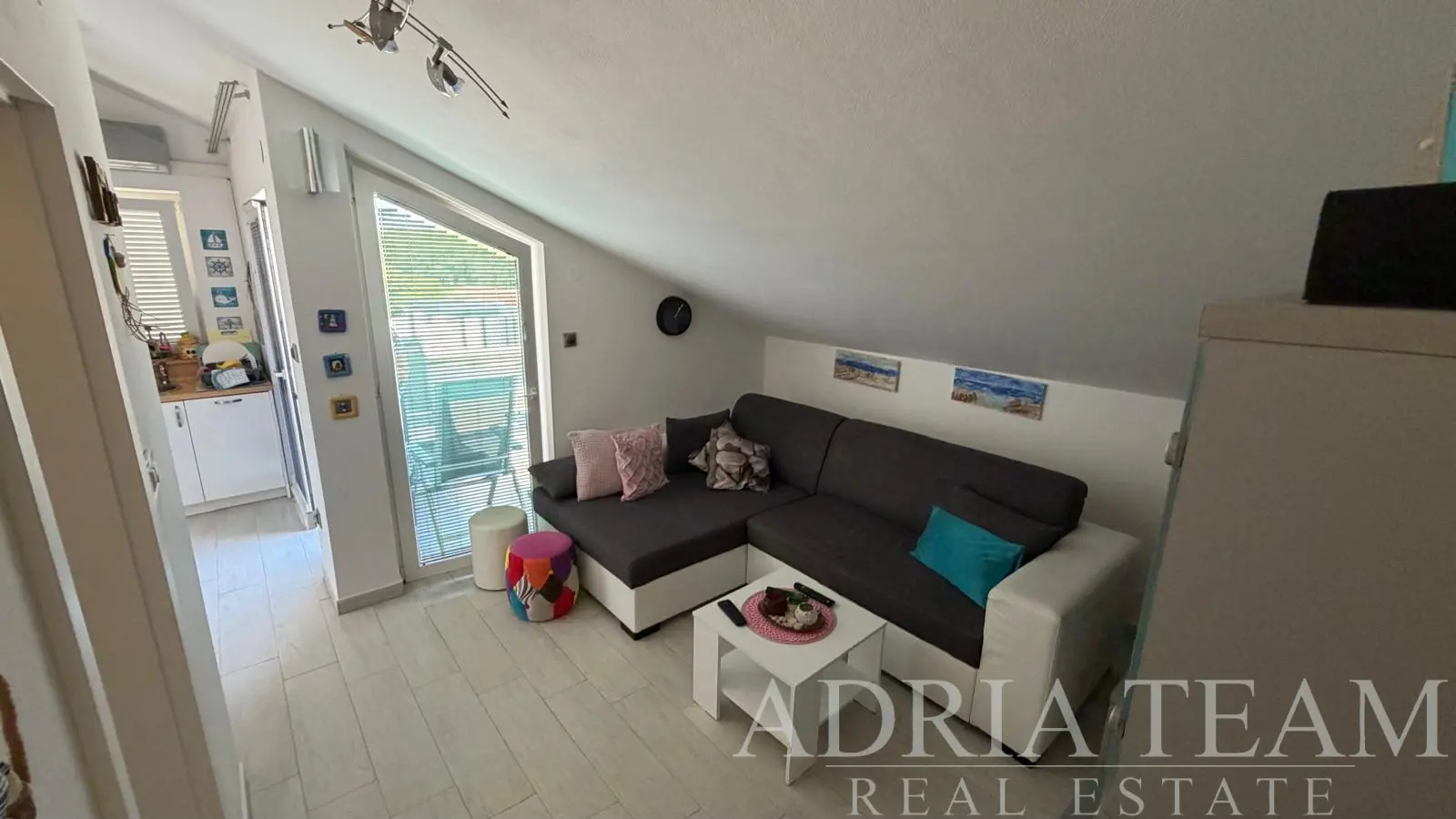 TROJIZBOVÝ APARTMÁN V PODKROVÍ – POVLJANA, OSTROV PAG