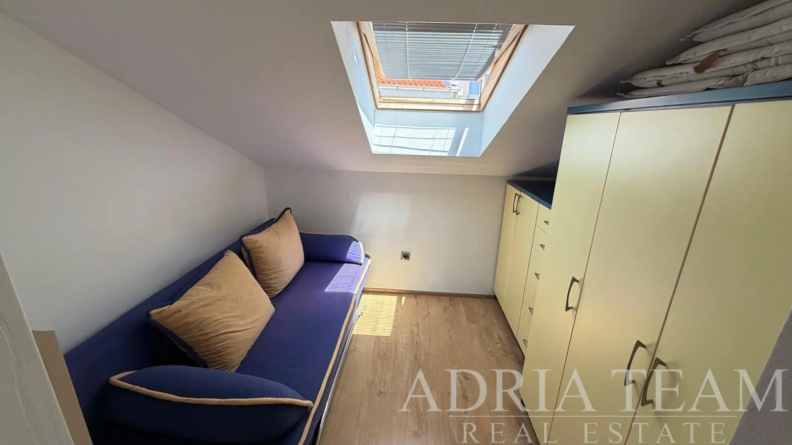 TROJIZBOVÝ APARTMÁN V PODKROVÍ – POVLJANA, OSTROV PAG