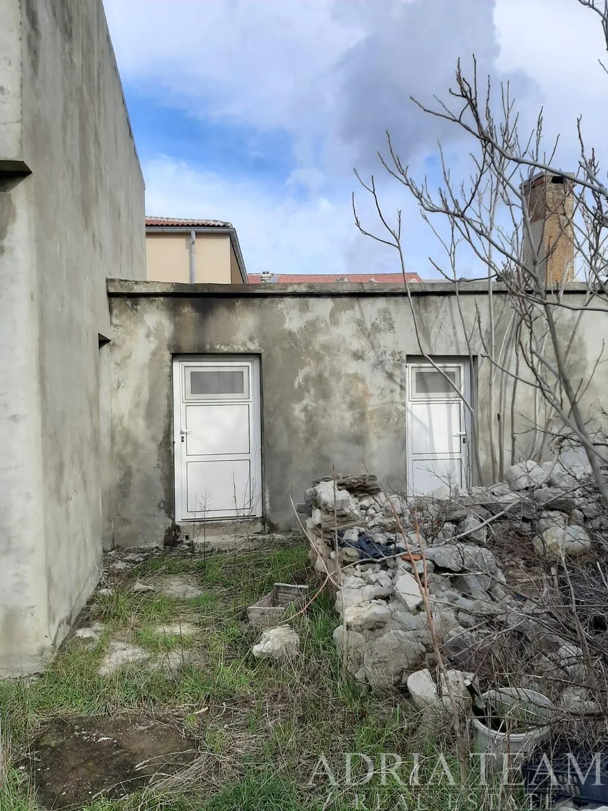 DOM NA REKONŠTRUKCIU V CENTRE POVLJANY – VÝBORNÁ INVESTIČNÁ PRÍLEŽITOSŤ