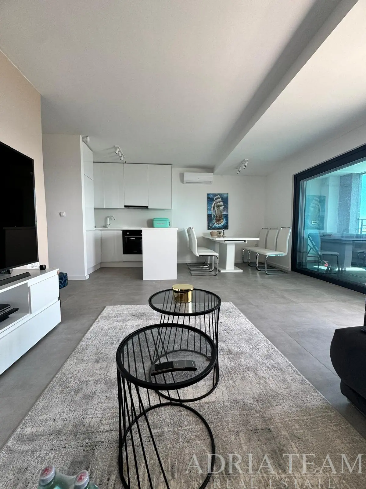 POVLJANA – EXKLUZÍVNY APARTMÁN S TROMI SPÁLŇAMI, TERASOU, PIVNICOU A PARKOVANÍM