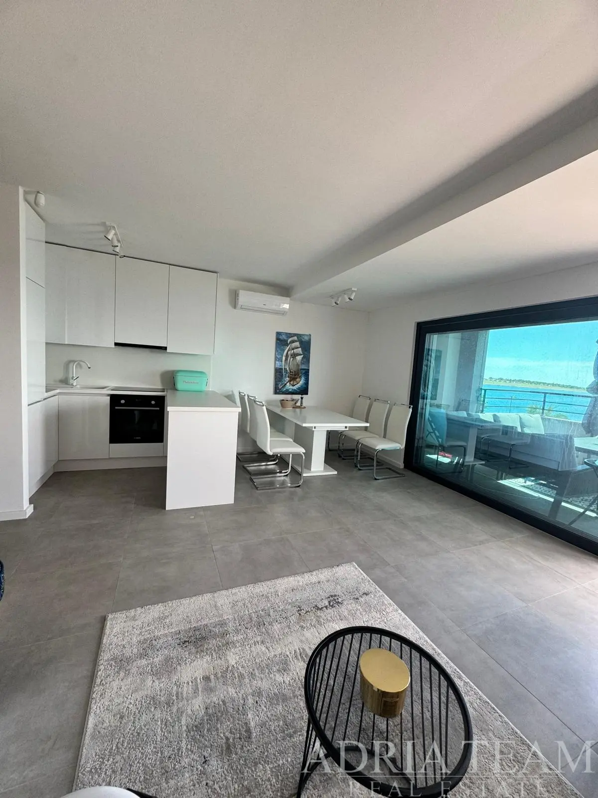 POVLJANA – EXKLUZÍVNY APARTMÁN S TROMI SPÁLŇAMI, TERASOU, PIVNICOU A PARKOVANÍM