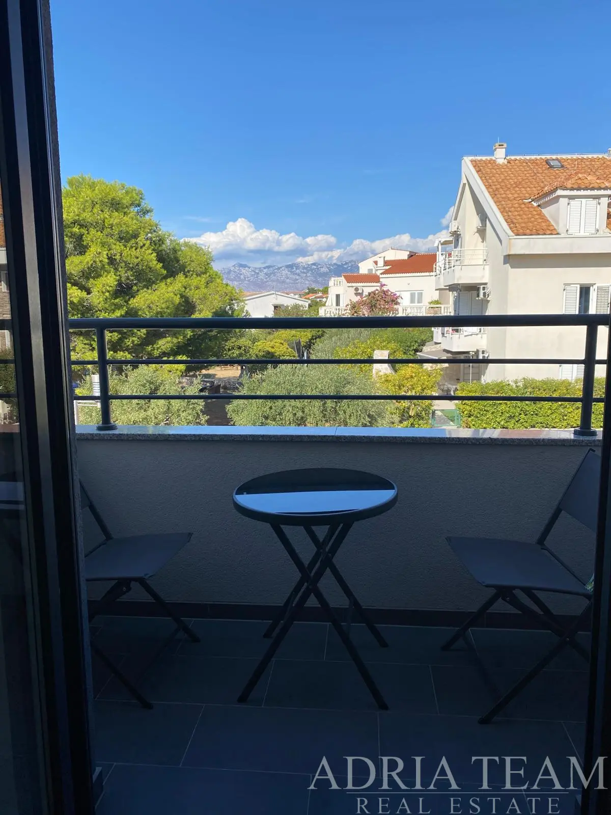 POVLJANA – EXKLUZÍVNY APARTMÁN S TROMI SPÁLŇAMI, TERASOU, PIVNICOU A PARKOVANÍM