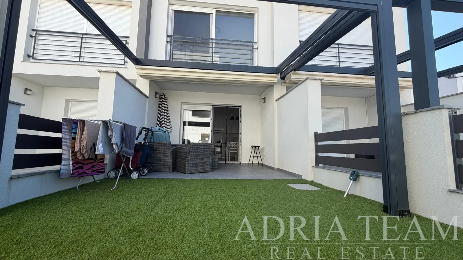 MODERNÝ MEZONETOVÝ APARTMÁN SO ZÁHRADKOU A TERASAMI, 700m od mora – POVLJANA, OSTROV PAG