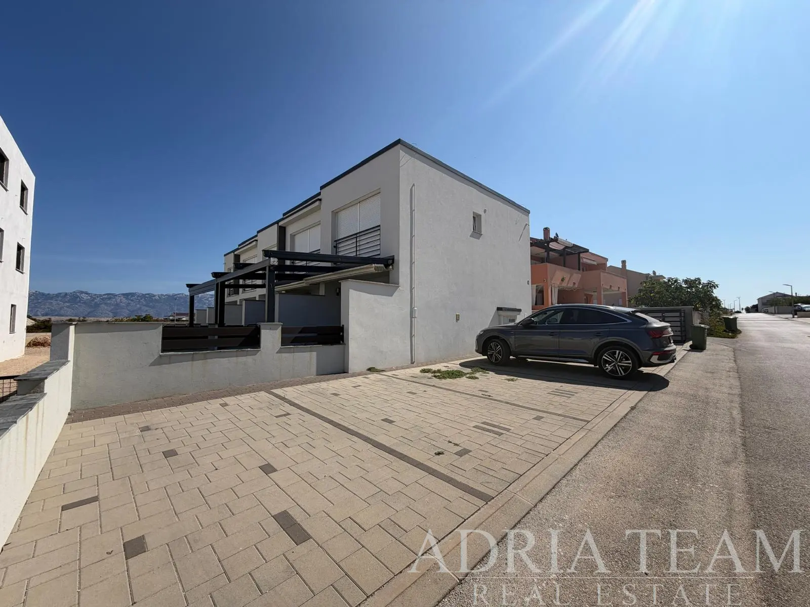 MODERNÝ MEZONETOVÝ APARTMÁN SO ZÁHRADKOU A TERASAMI, 700m od mora – POVLJANA, OSTROV PAG