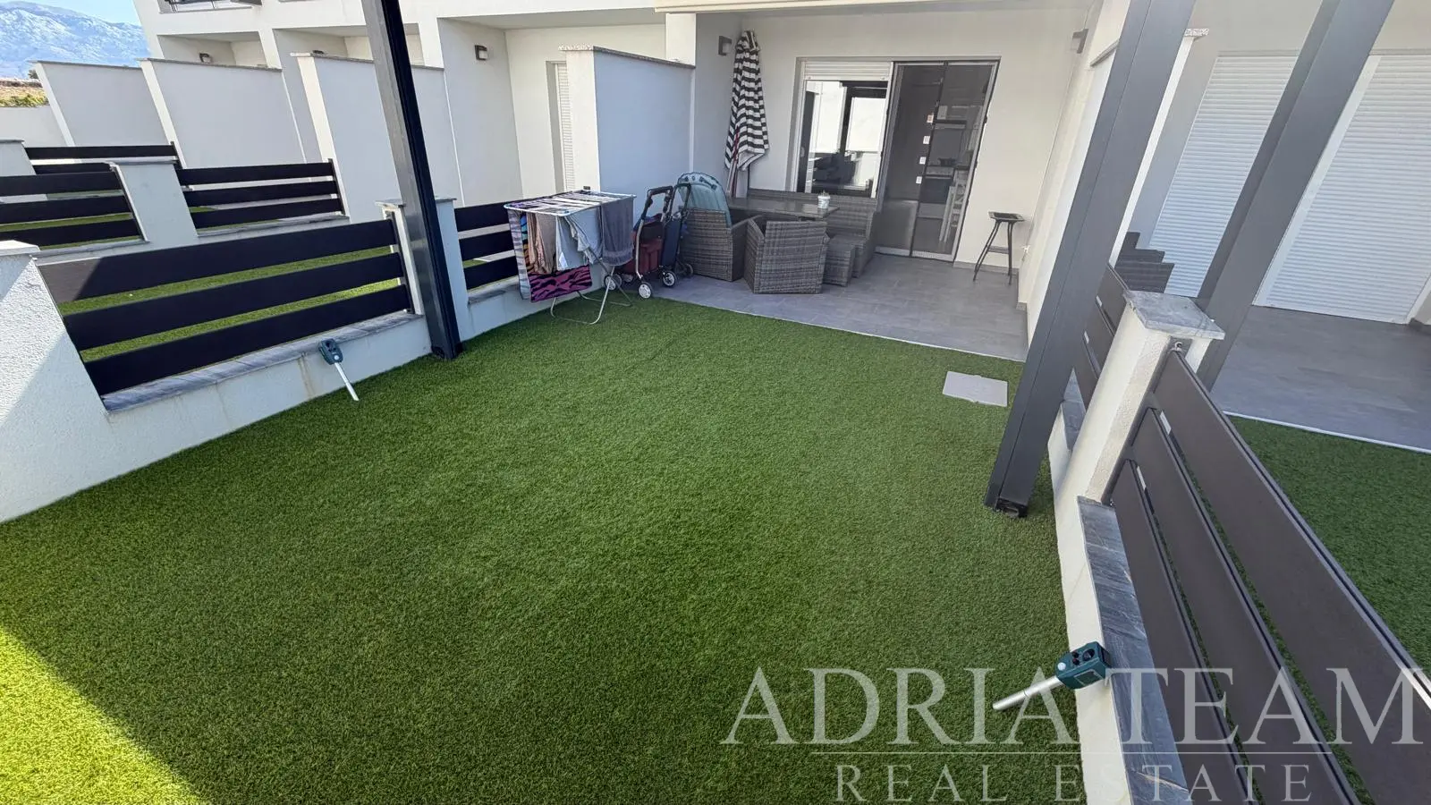 MODERNÝ MEZONETOVÝ APARTMÁN SO ZÁHRADKOU A TERASAMI, 700m od mora – POVLJANA, OSTROV PAG