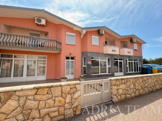 PRIESTRANNÝ APARTMÁNOVÝ DOM SO 7 APARTMÁNMI A GARÁŽOU – VIR nehnuteľnosť na predaj