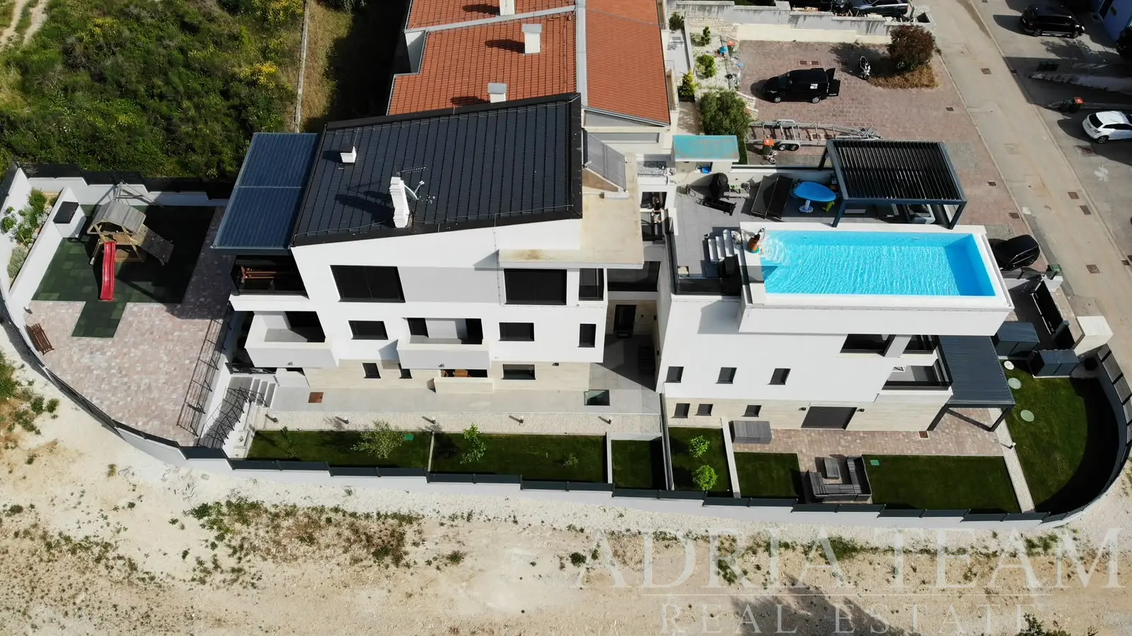 LUXUSNÝ APARTMÁNOVÝ DOM S PENTHOUSEOM A BAZÉNOM – ZADAR, DIKLO