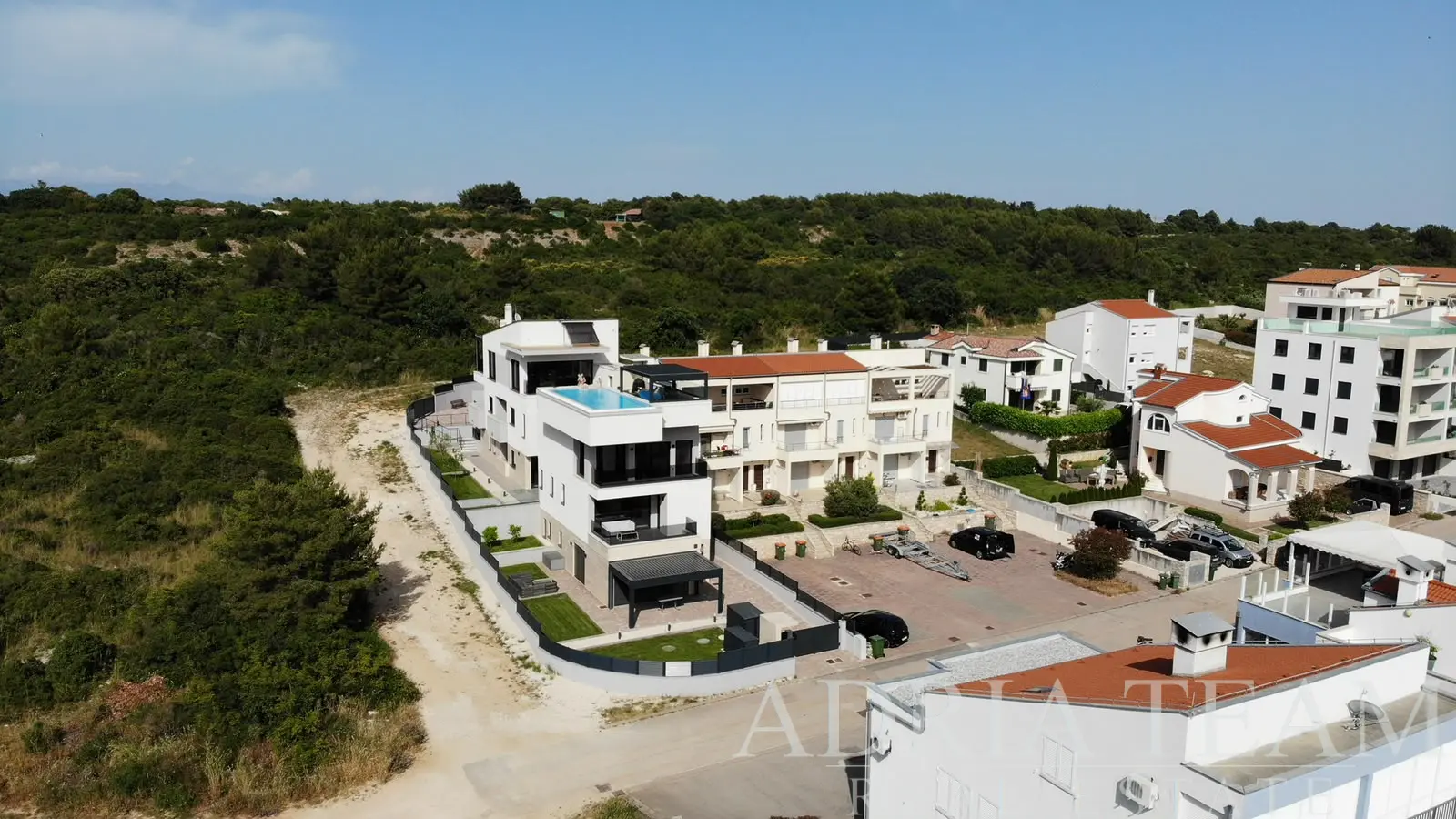 LUXUSNÝ APARTMÁNOVÝ DOM S PENTHOUSEOM A BAZÉNOM – ZADAR, DIKLO