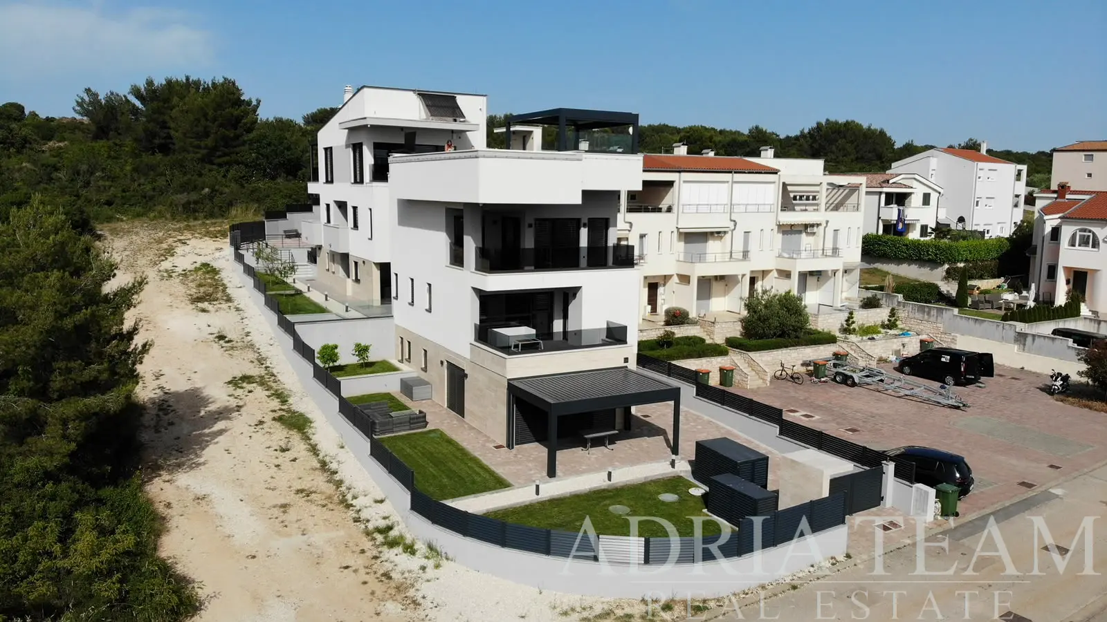 LUXUSNÝ APARTMÁNOVÝ DOM S PENTHOUSEOM A BAZÉNOM – ZADAR, DIKLO